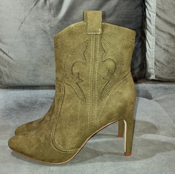 BCBGENERATION SARA BOOTIE OLIVE SUEDE WESTERN EMBROIDERED ANKLE BOOTS SIZE 6 - Picture 2 of 9